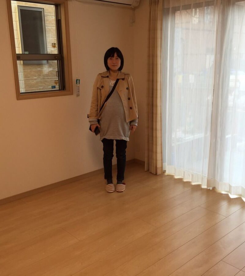 千葉県柏市のご新築戸建てで施工後の床とお客様（ワンニャンすべらんフロアコーティング施工後）