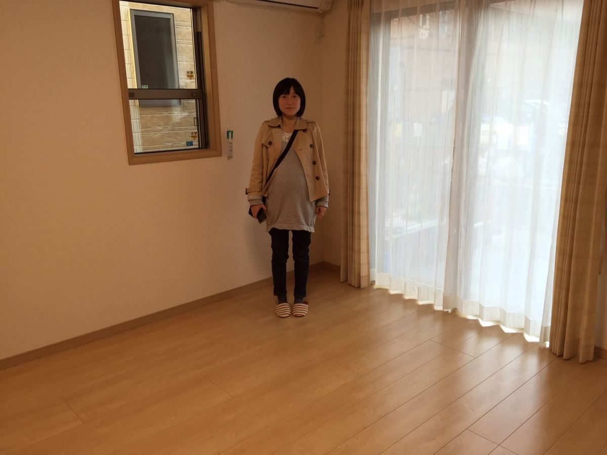 千葉県柏市のご新築戸建てで施工後の床とお客様(ワンニャンすべらんフロアコーティング施工後)