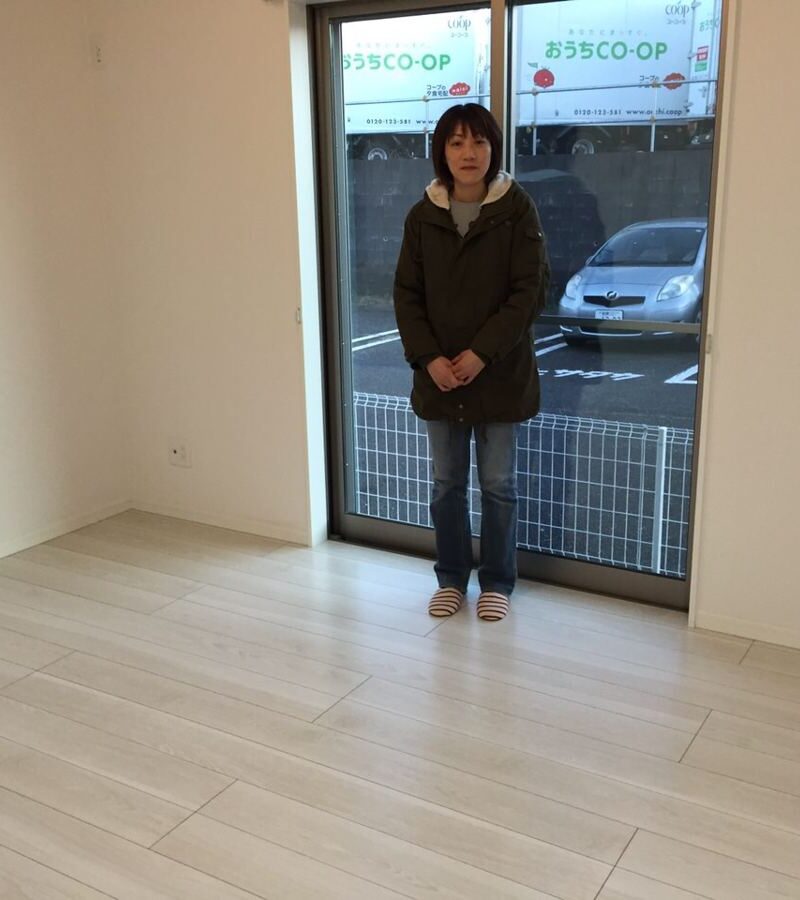 千葉県柏市のご新築戸建てで施工後の床とお客様（ワンニャンすべらんフロアコーティング施工後）