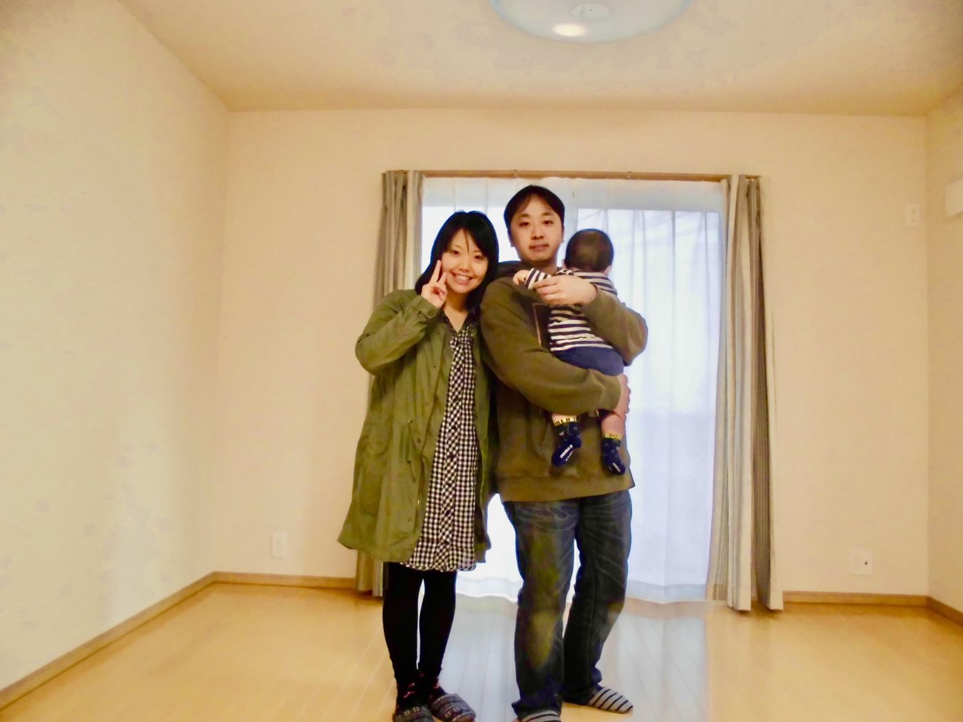 埼玉県川口市のご新築戸建てで施工後の洋室に立つご家族(セラミックガラスフロアコーティング(光沢)施工後)