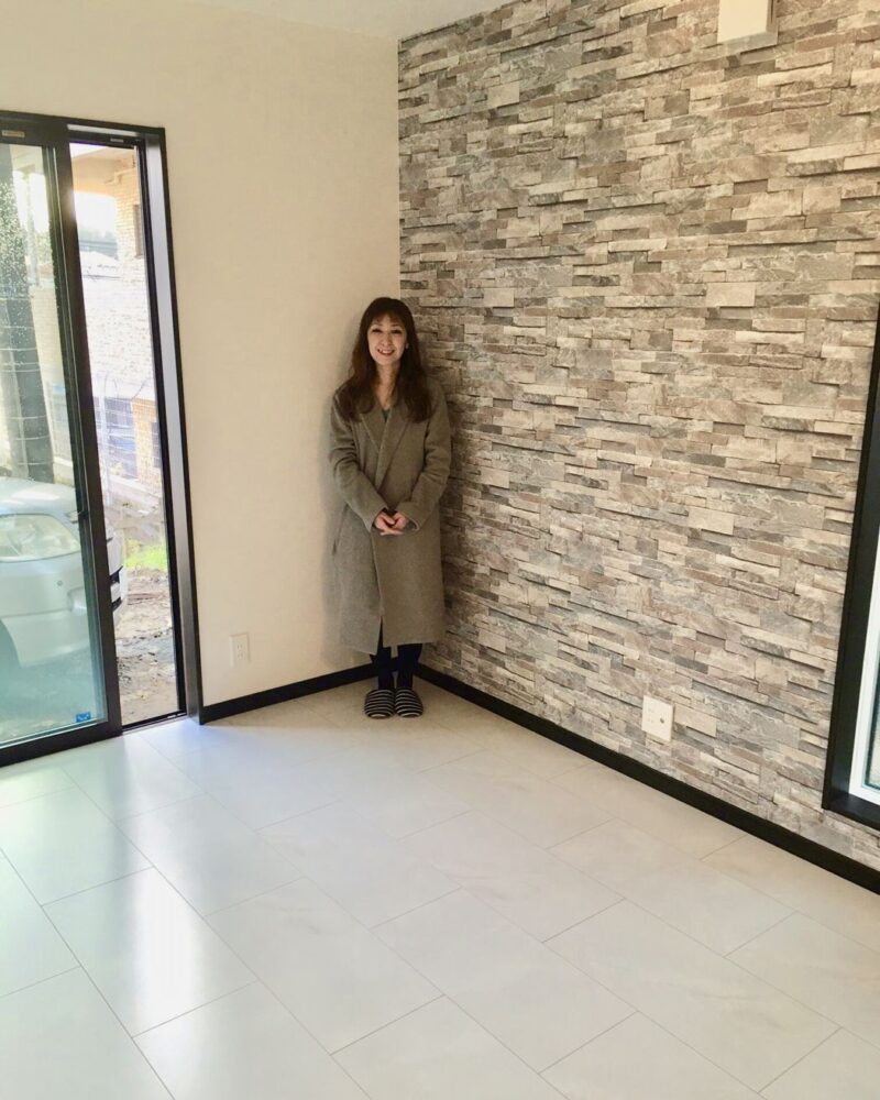 埼玉県川口市の中古戸建て（築20年）で施工後の白い床に立つお客様（シリコンフロアコーティング施工後）