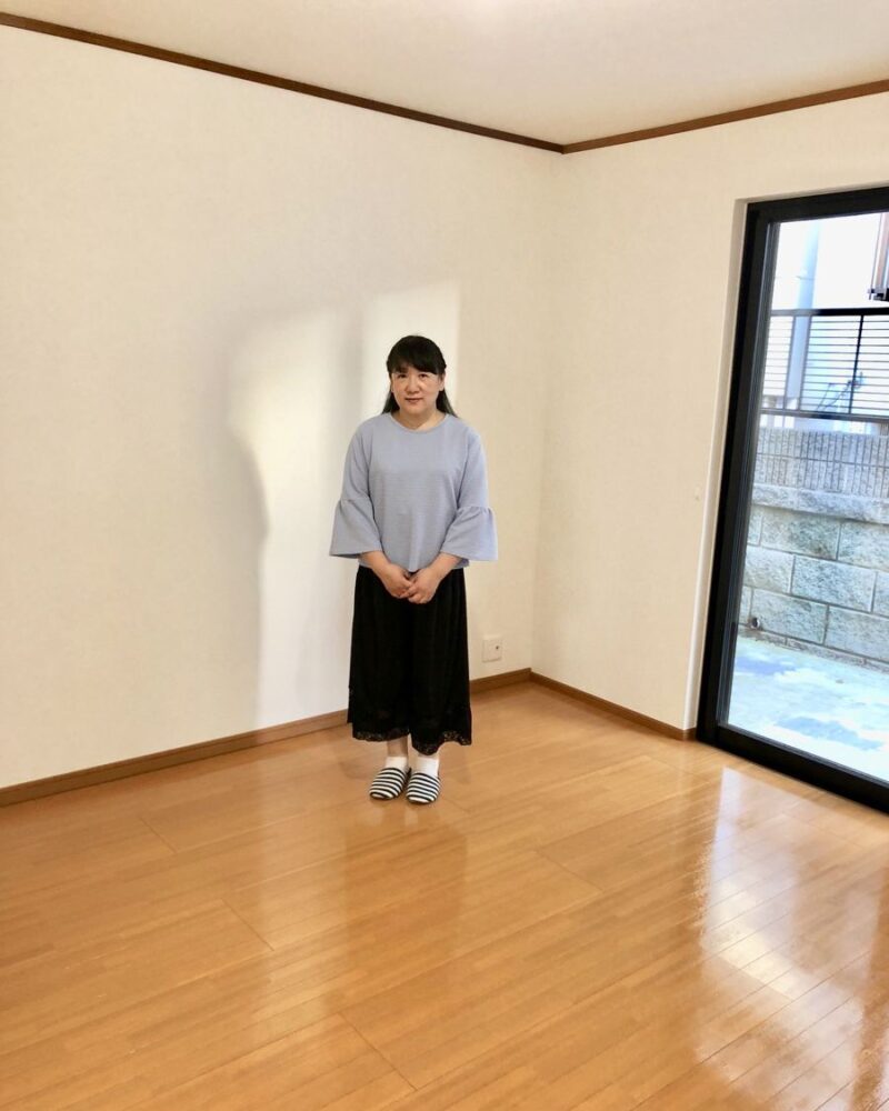 神奈川県川崎市のご新築マンションで施工後の床とお客様（セラミックガラスフロアコーティング（光沢）施工後）