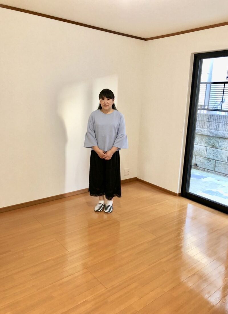 神奈川県川崎市のご新築マンションで施工後の床とお客様（セラミックガラスフロアコーティング（光沢）施工後）