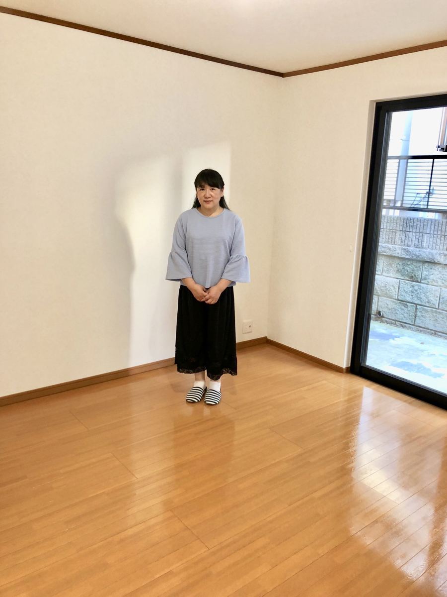 神奈川県川崎市のご新築マンションで施工後の床とお客様（セラミックガラスフロアコーティング（光沢）施工後）