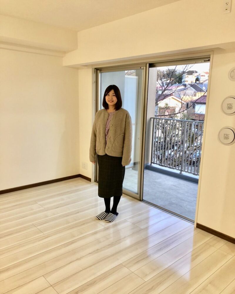 神奈川県川崎市のご新築マンションで施工後の床とお客様（セラミックガラスフロアコーティング（光沢）施工後）