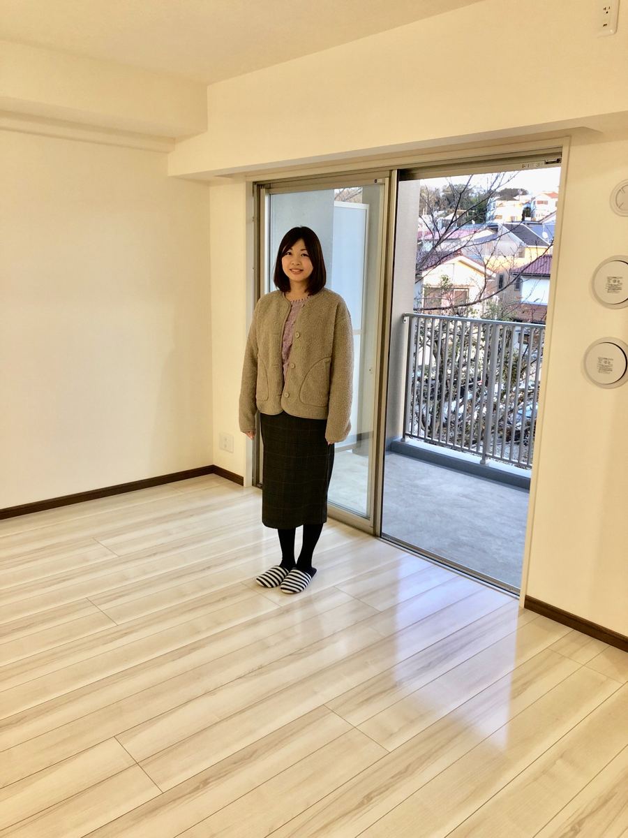 神奈川県川崎市のご新築マンションで施工後の床とお客様(セラミックガラスフロアコーティング(光沢)施工後)
