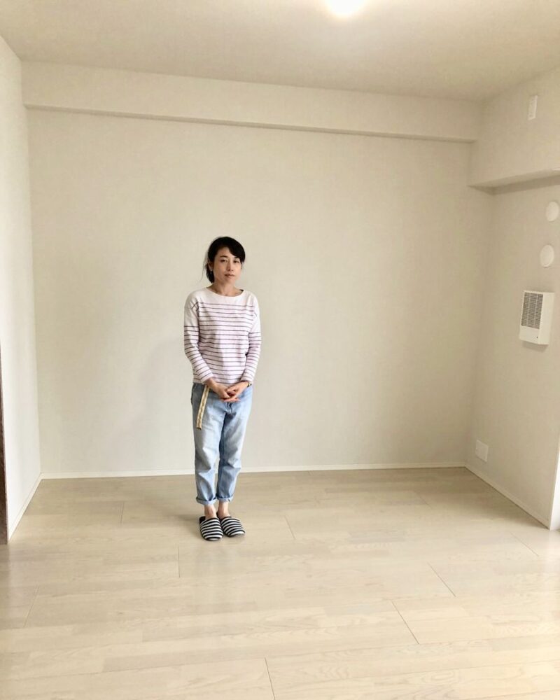 神奈川県川崎市のご新築マンションで施工後の床とお客様（セラミックガラスフロアコーティング（微光沢）施工後）