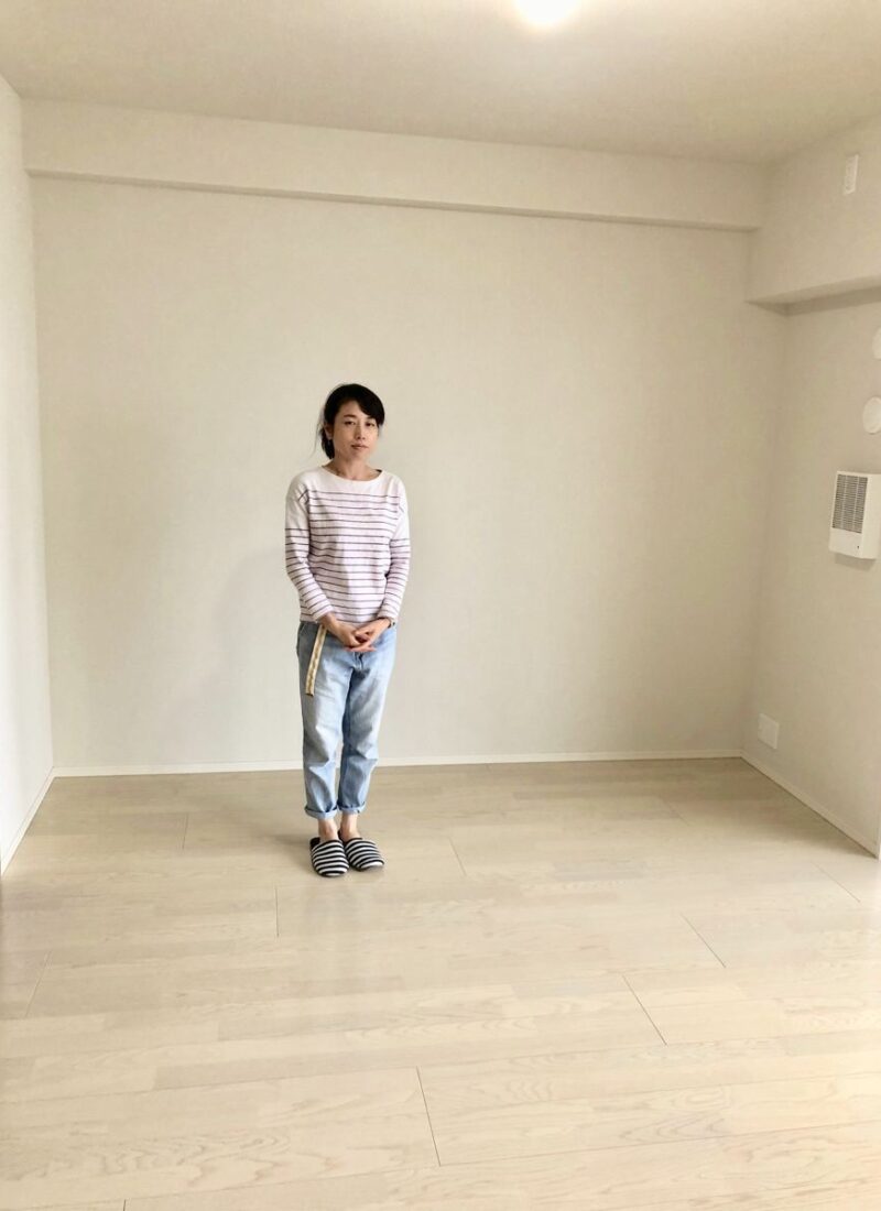 神奈川県川崎市のご新築マンションで施工後の床とお客様（セラミックガラスフロアコーティング（微光沢）施工後）