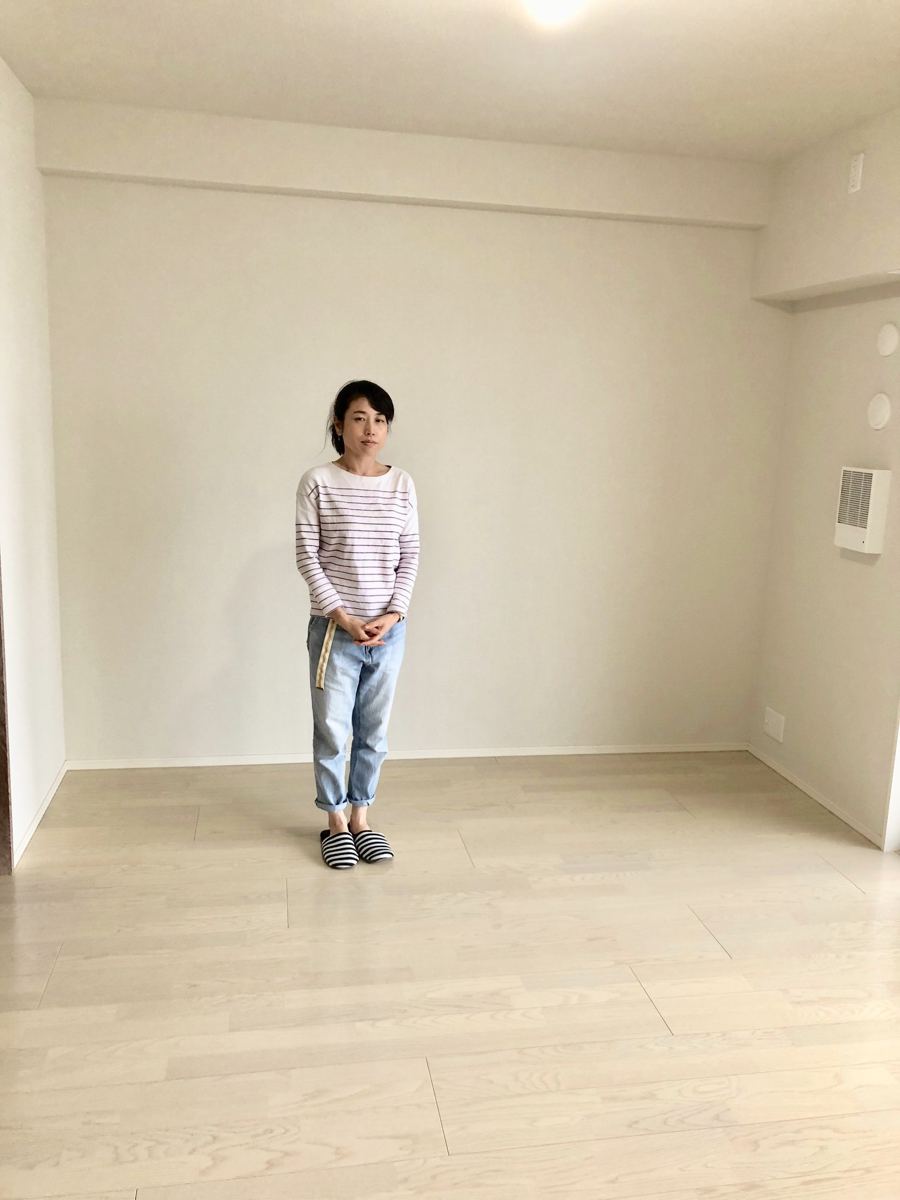 神奈川県川崎市のご新築マンションで施工後の床とお客様(セラミックガラスフロアコーティング(微光沢)施工後)