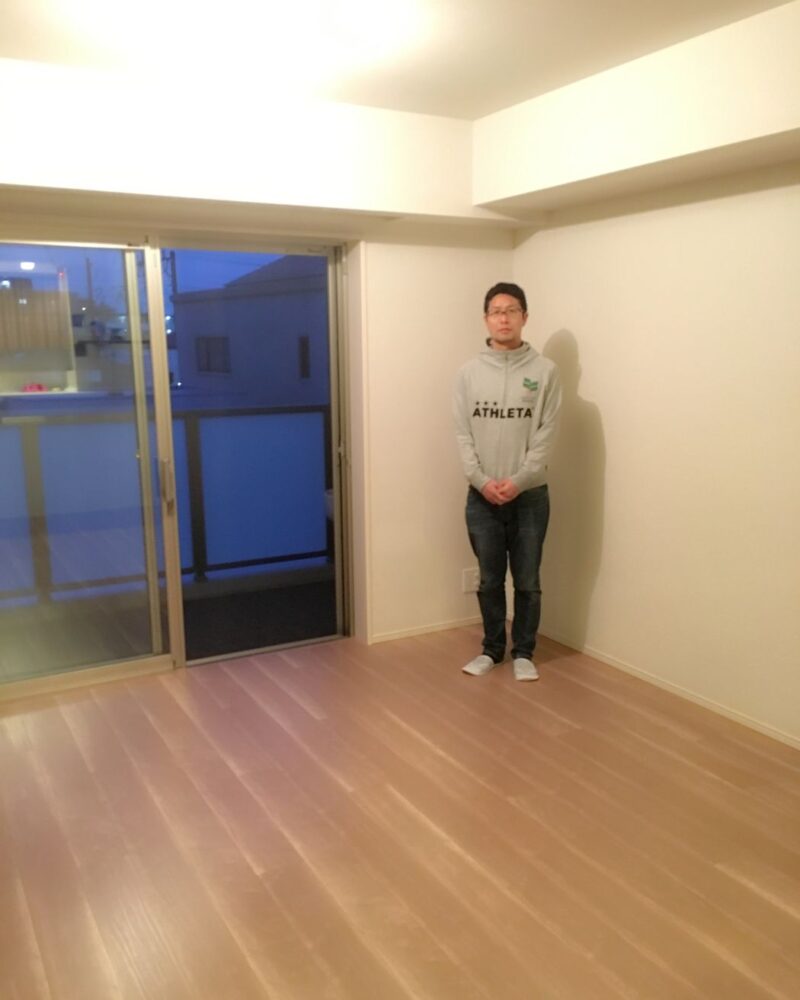 神奈川県川崎市中原区のご新築戸建てで施工後の洋室に立つお客様（ガラスフロアコーティング施工後）