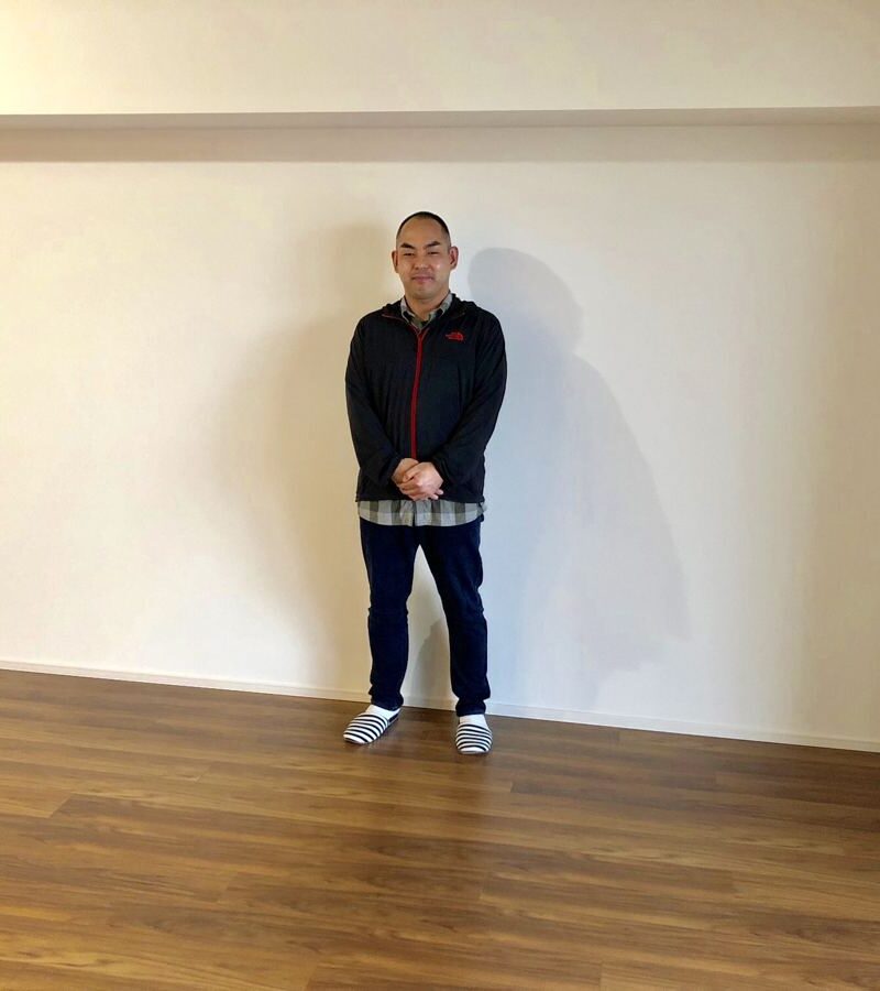 神奈川県川崎市のご新築マンションで施工後の床とお客様（水性ウレタンフロアコーティング施工後）