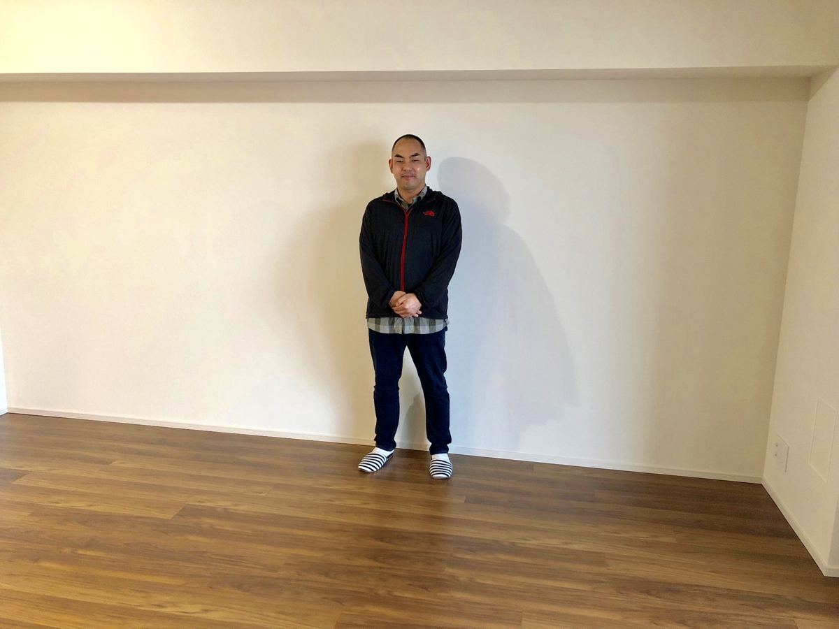 神奈川県川崎市のご新築マンションで施工後の床とお客様(水性ウレタンフロアコーティング施工後)