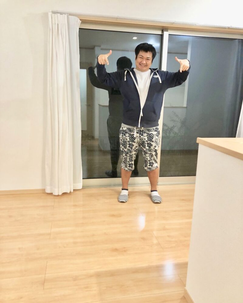 神奈川県川崎市のご新築マンションで施工後の床とお客様（UVフロアコーティング施工後）