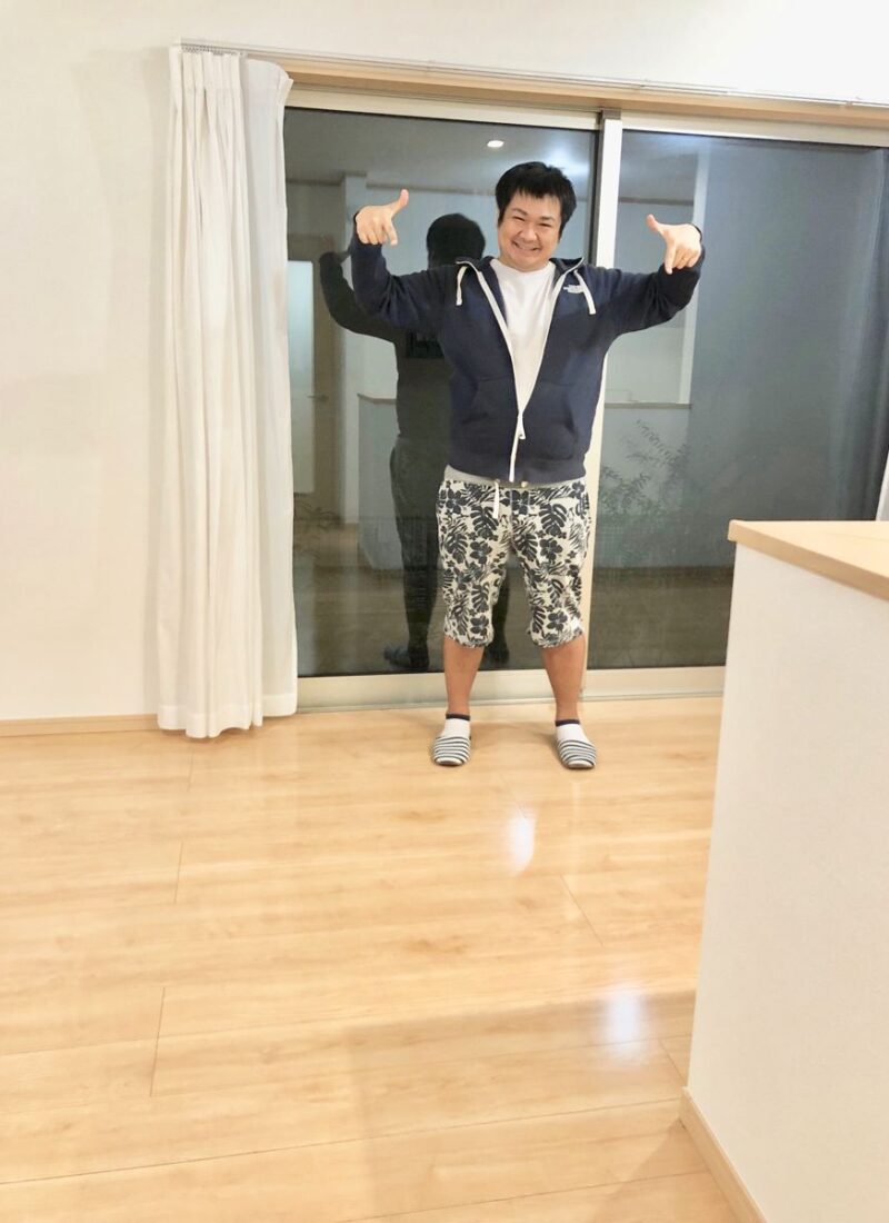神奈川県川崎市のご新築マンションで施工後の床とお客様（UVフロアコーティング施工後）