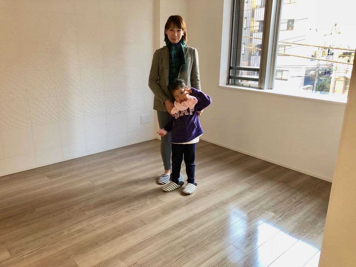 神奈川県川崎市のご新築マンションで施工後の床とお客様(UVフロアコーティング施工後)