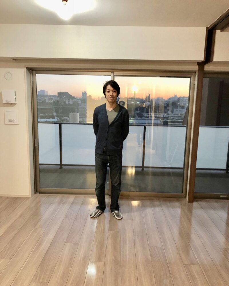 神奈川県川崎市のご新築マンションで施工後の床とお客様（UVフロアコーティング施工後）
