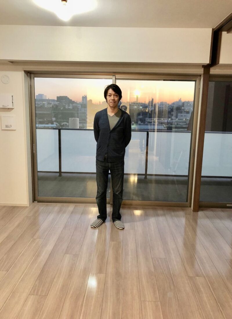 神奈川県川崎市のご新築マンションで施工後の床とお客様（UVフロアコーティング施工後）