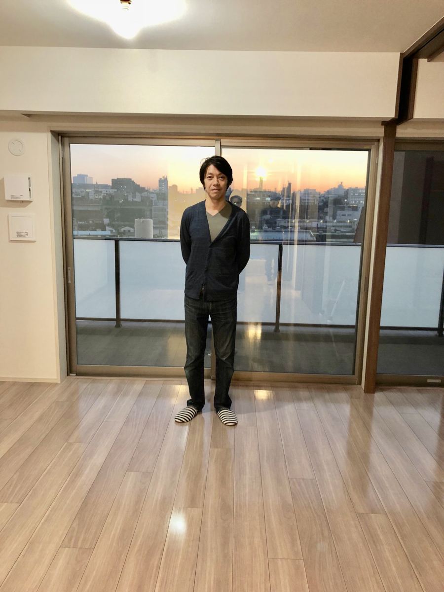 神奈川県川崎市のご新築マンションで施工後の床とお客様(UVフロアコーティング施工後)