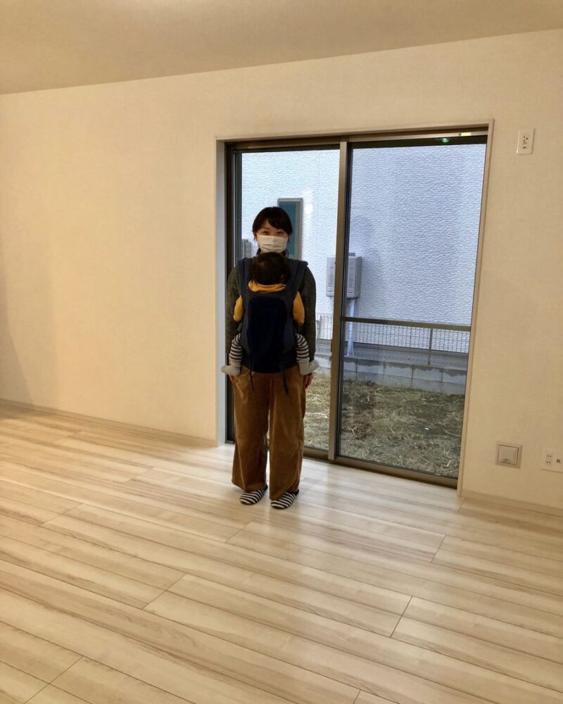 神奈川県川崎市のご新築マンションで施工後の床とお客様（ワンニャンすべらんフロアコーティング施工後）