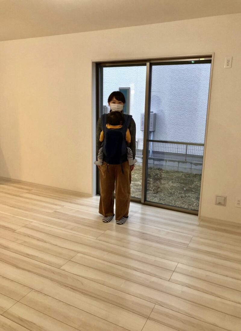 神奈川県川崎市のご新築マンションで施工後の床とお客様（ワンニャンすべらんフロアコーティング施工後）