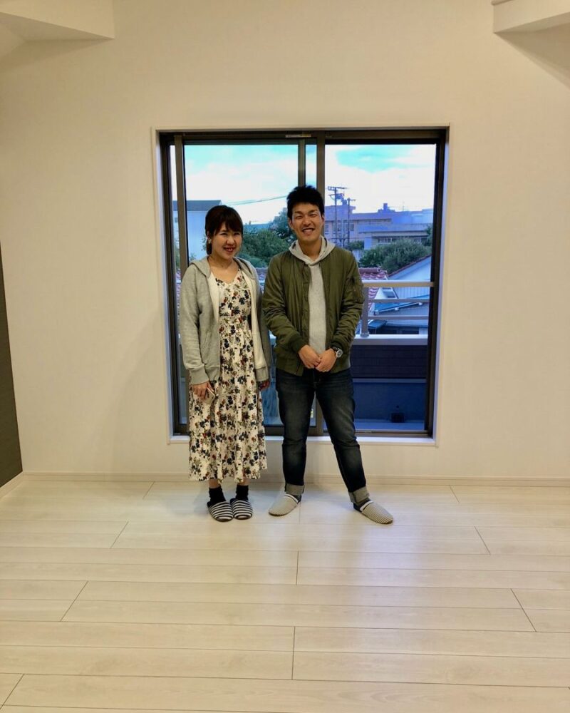 神奈川県川崎市のご新築マンションで施工後の床とお客様（ワンニャンすべらんフロアコーティング施工後）