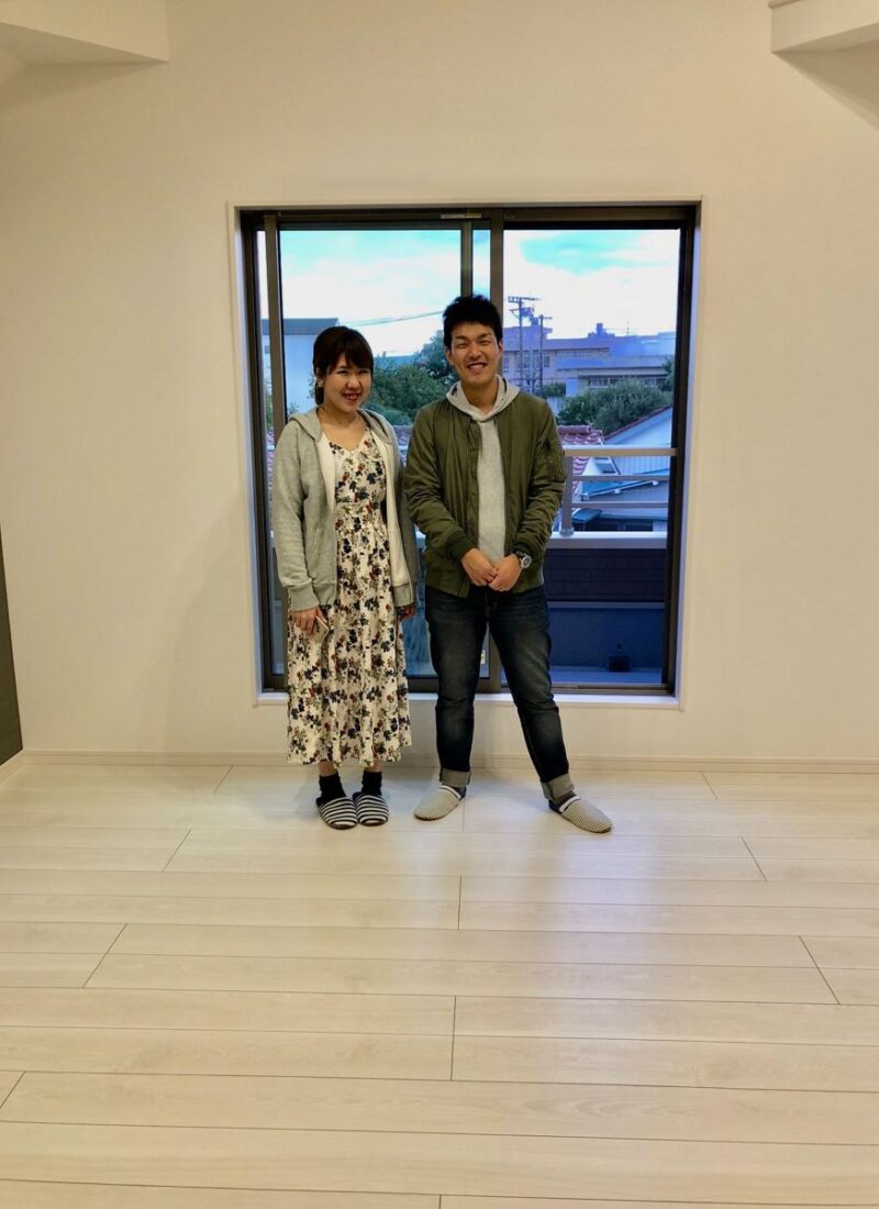 神奈川県川崎市のご新築マンションで施工後の床とお客様（ワンニャンすべらんフロアコーティング施工後）