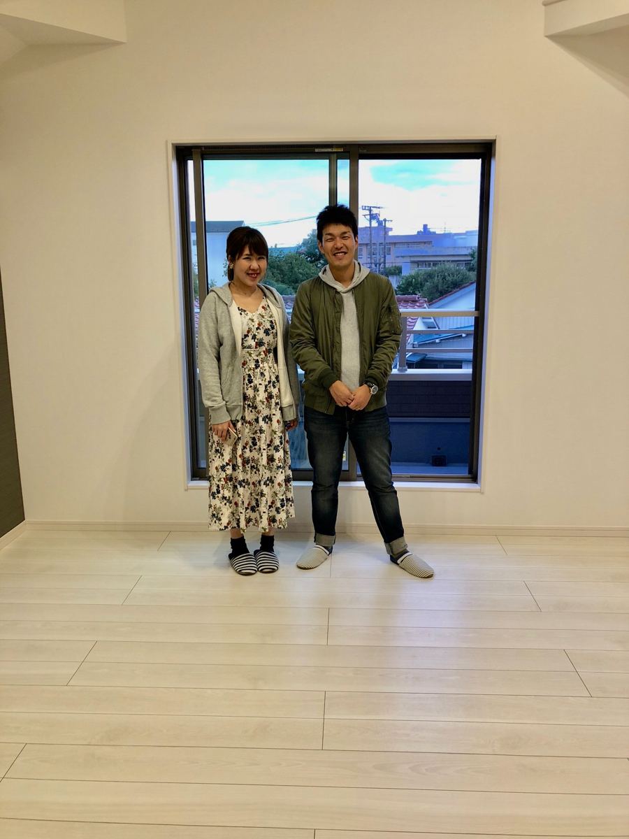 神奈川県川崎市のご新築マンションで施工後の床とお客様(ワンニャンすべらんフロアコーティング施工後)