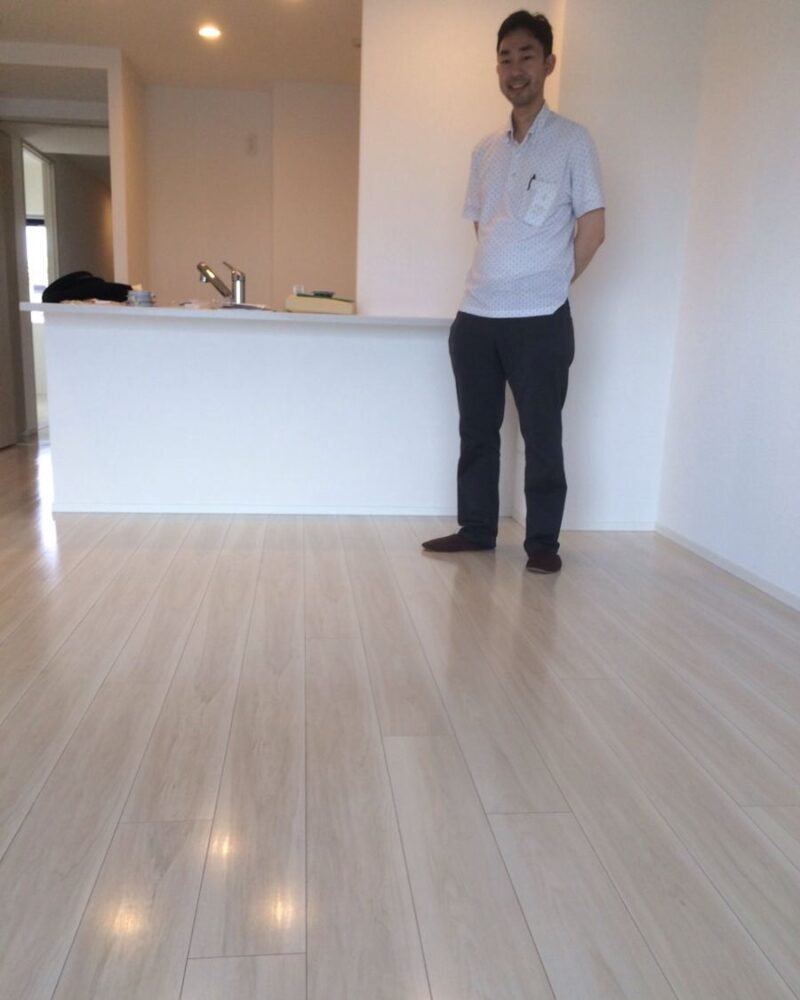 千葉県松戸市のご新築マンションで施工後の床とお客様（シリコンフロアコーティング施工後）