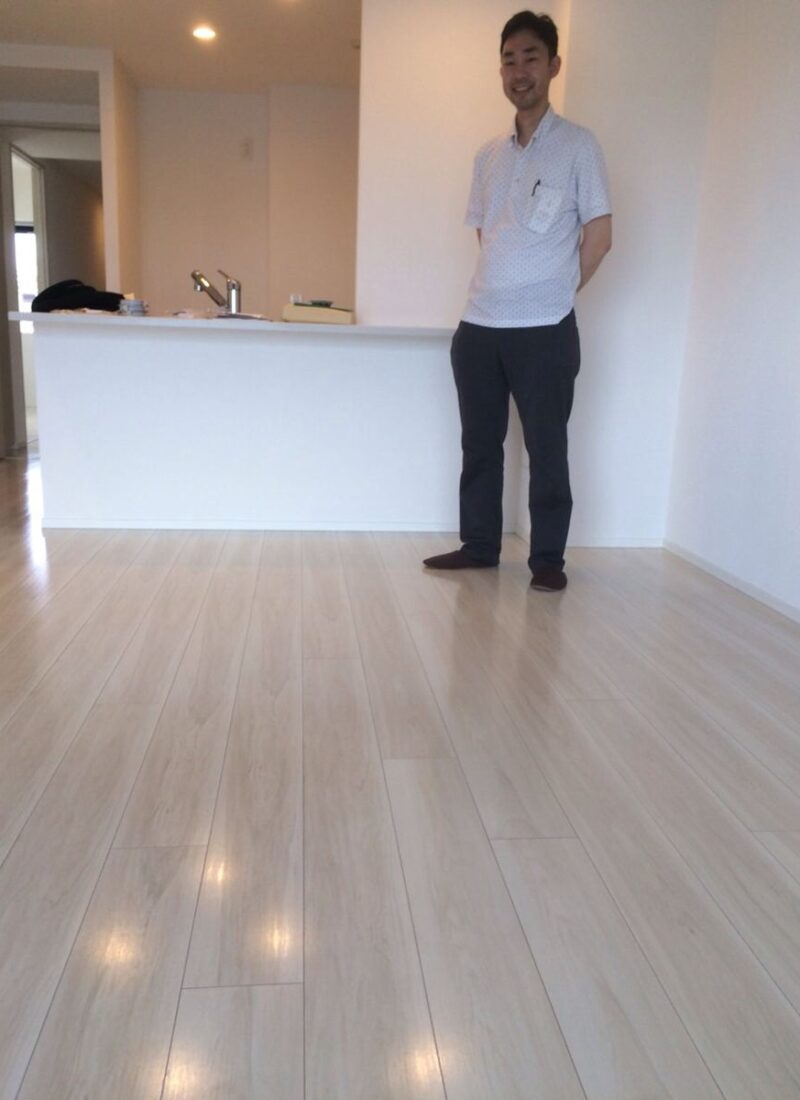 千葉県松戸市のご新築マンションで施工後の床とお客様（シリコンフロアコーティング施工後）