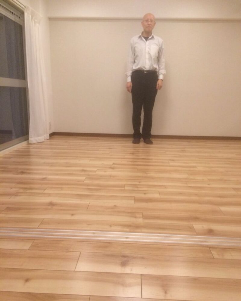 千葉県松戸市のご新築マンションで施工後の床とお客様（水性ウレタンフロアコーティング施工後）