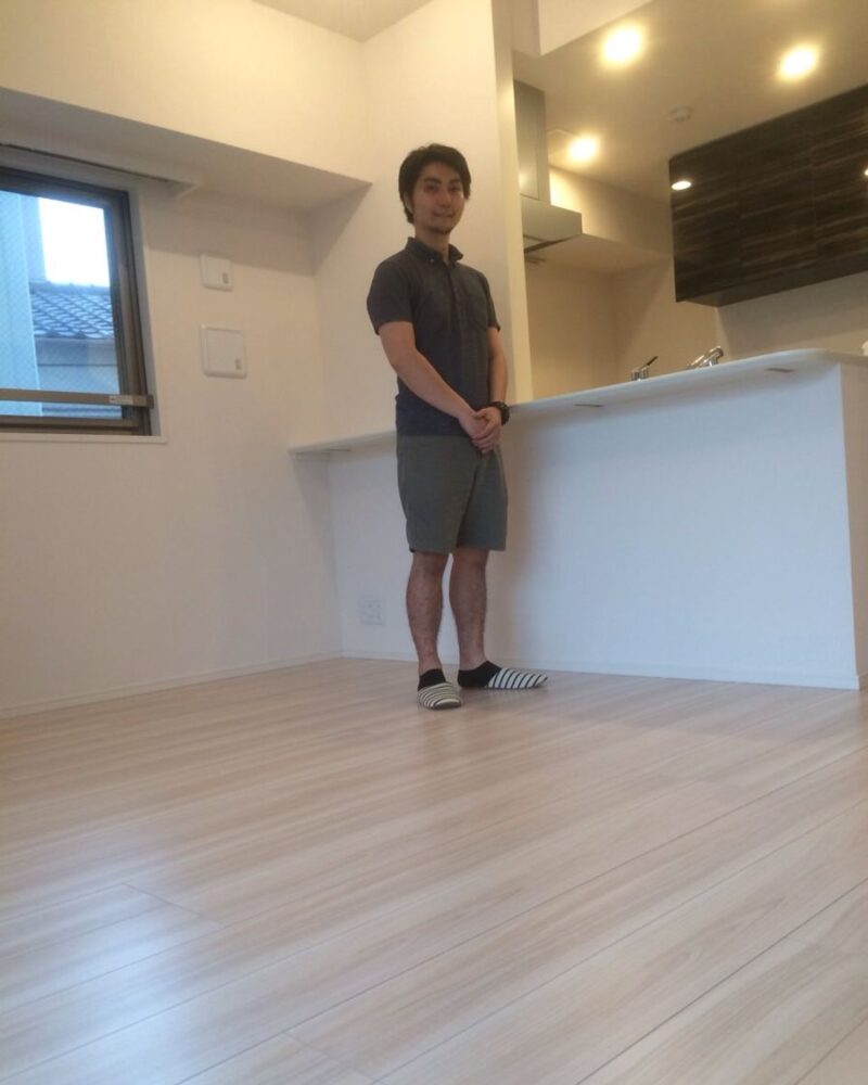 千葉県松戸市のご新築戸建てで施工後の床とお客様（水性ウレタンフロアコーティング施工後）
