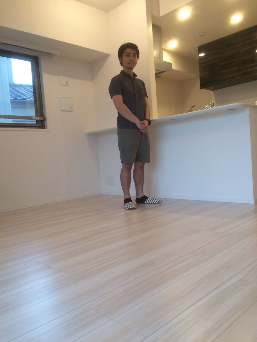 千葉県松戸市のご新築戸建てで施工後の床とお客様(水性ウレタンフロアコーティング施工後)