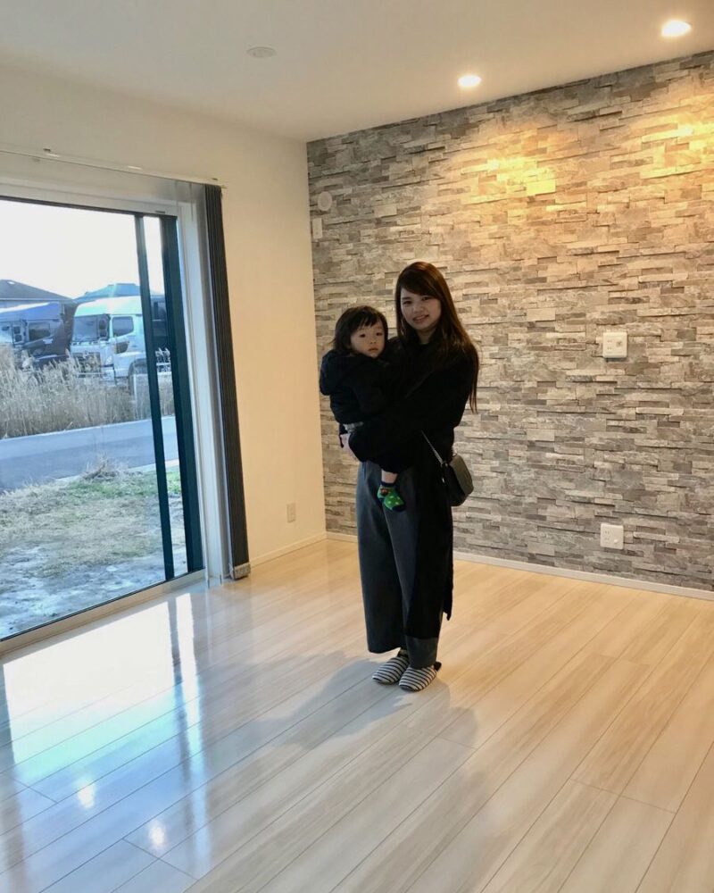 千葉県松戸市のご新築戸建てで施工後の床とお客様（水性ウレタンフロアコーティング施工後）
