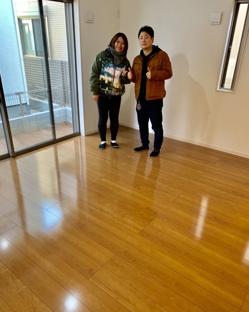 千葉県松戸市のご新築マンションで施工後の床とお客様（UVフロアコーティング施工後）