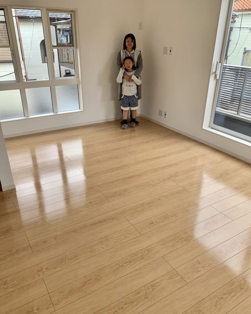 千葉県松戸市のご新築マンションで施工後の床とお客様（UVフロアコーティング施工後）