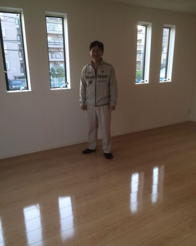 千葉県松戸市のご新築マンションで施工後の床とお客様（UVフロアコーティング施工後）