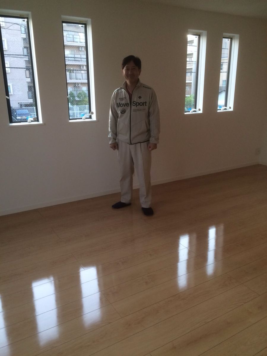 千葉県松戸市のご新築マンションで施工後の床とお客様（UVフロアコーティング施工後）