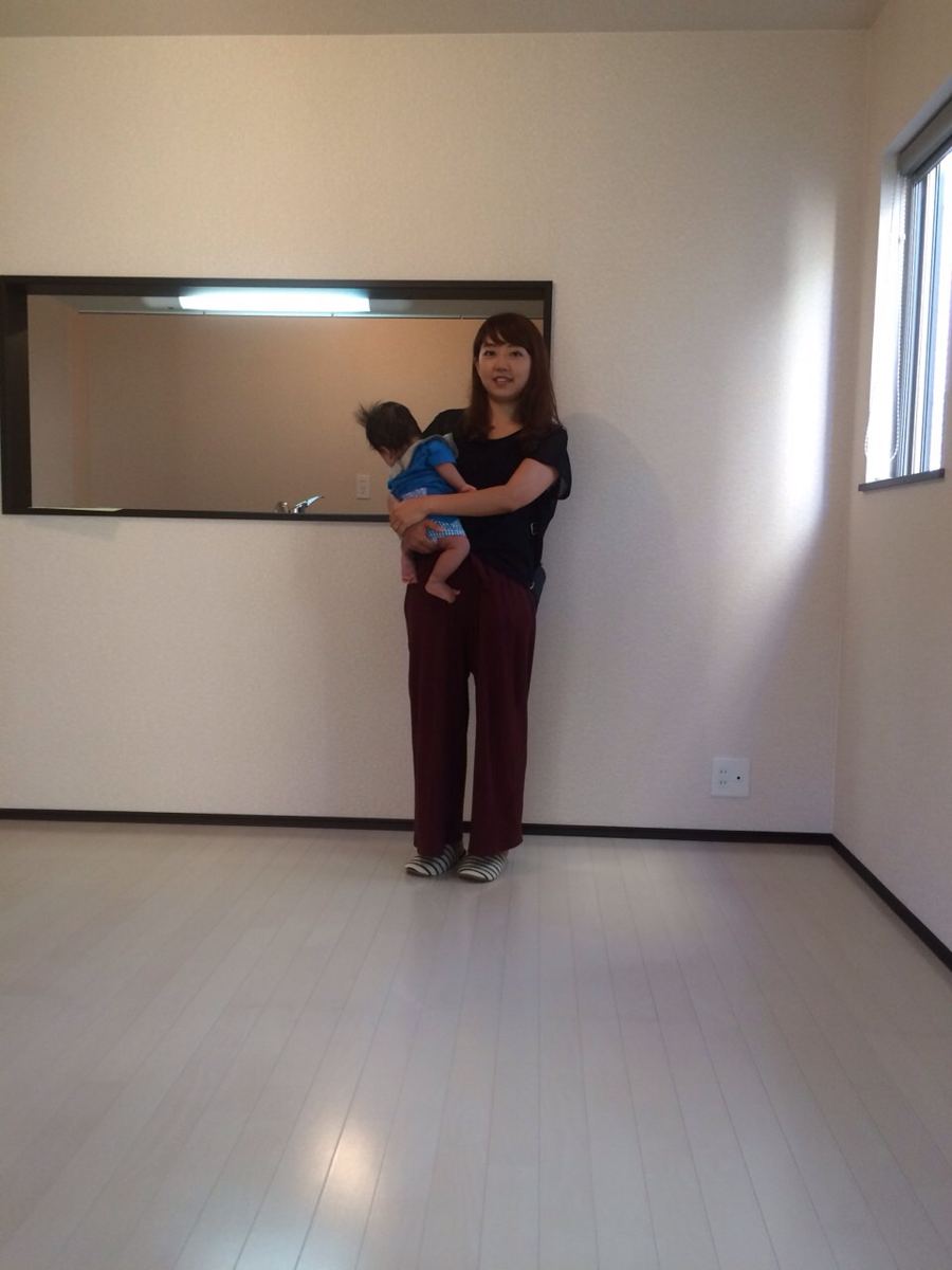 千葉県松戸市のご新築戸建てで施工後の床とお客様(ワンニャンすべらんフロアコーティング施工後)
