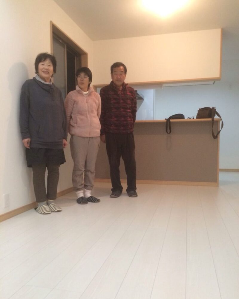 千葉県松戸市のご新築マンションで施工後の床とお客様（ワンニャンすべらんフロアコーティング施工後）