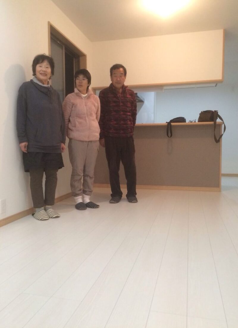 千葉県松戸市のご新築マンションで施工後の床とお客様（ワンニャンすべらんフロアコーティング施工後）