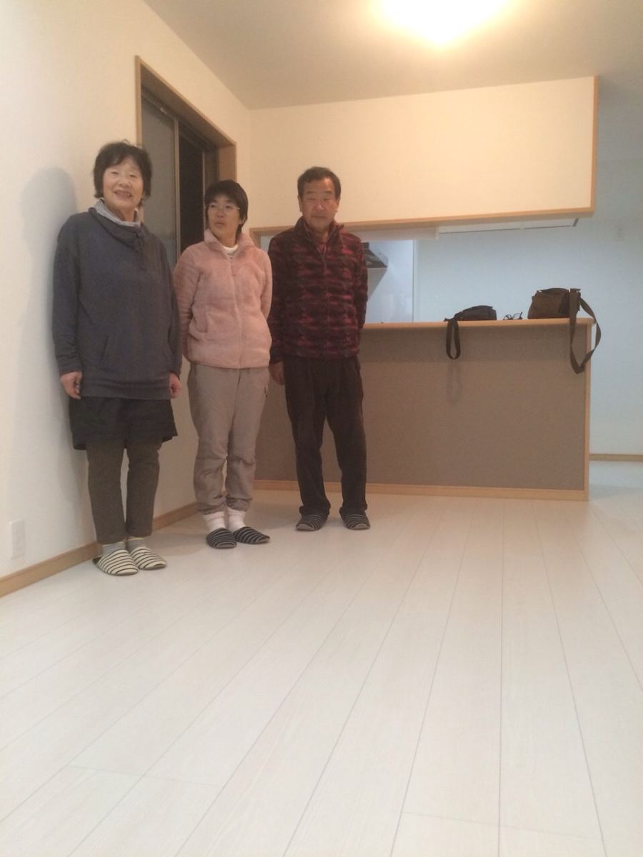 千葉県松戸市のご新築マンションで施工後の床とお客様(ワンニャンすべらんフロアコーティング施工後)