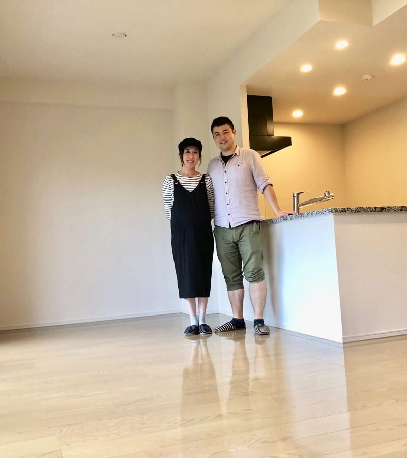 東京都港区のご新築マンションで施工後の床とお客様（セラミックガラスフロアコーティング（光沢）施工後）