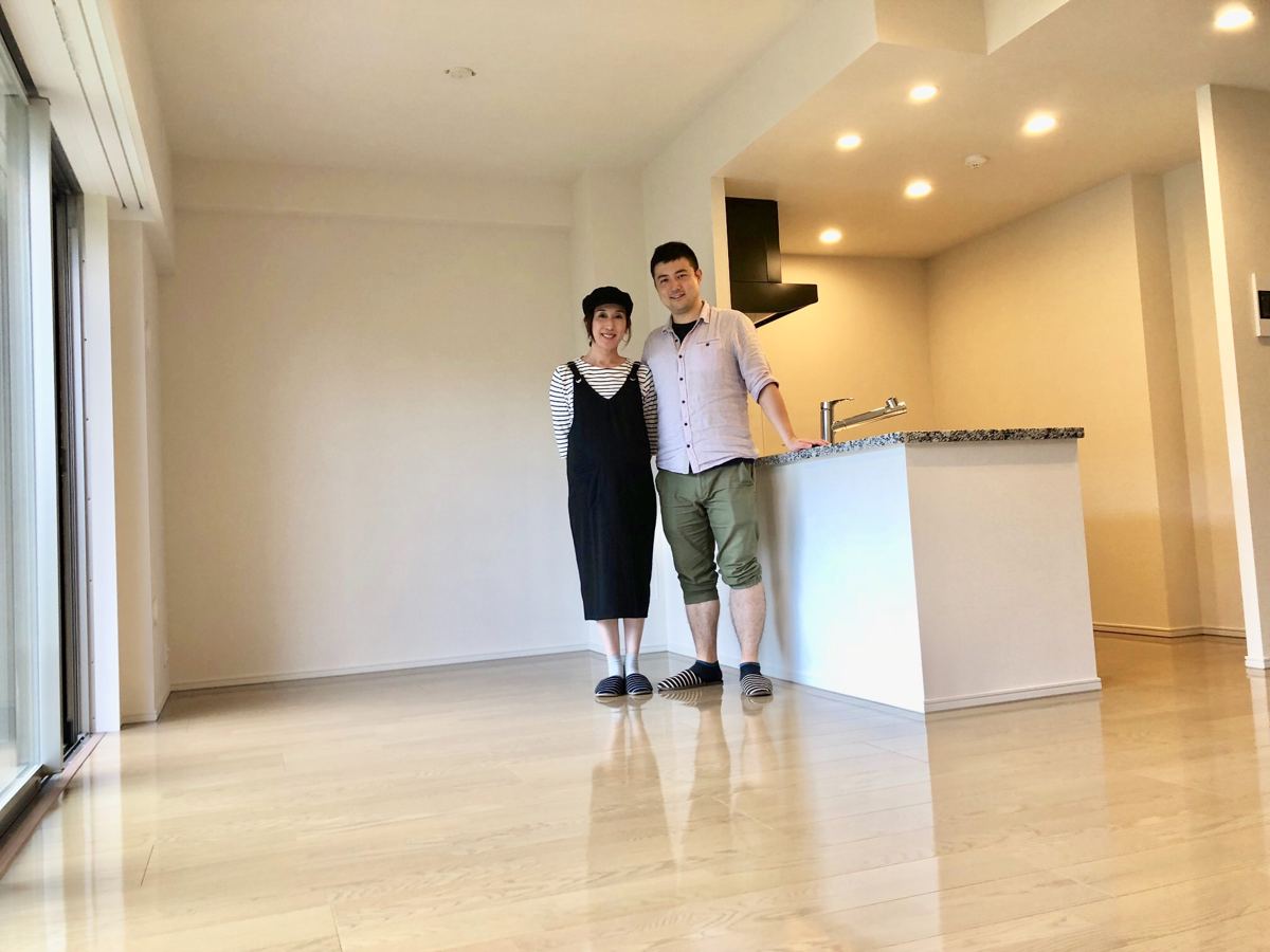 東京都港区のご新築マンションで施工後の床とお客様(セラミックガラスフロアコーティング(光沢)施工後)
