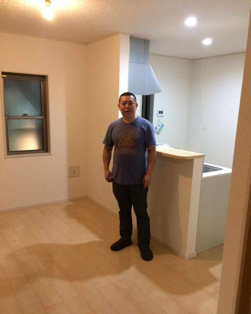 東京都港区のご新築戸建てで施工後の床とお客様（セラミックガラスフロアコーティング（微光沢）施工後）