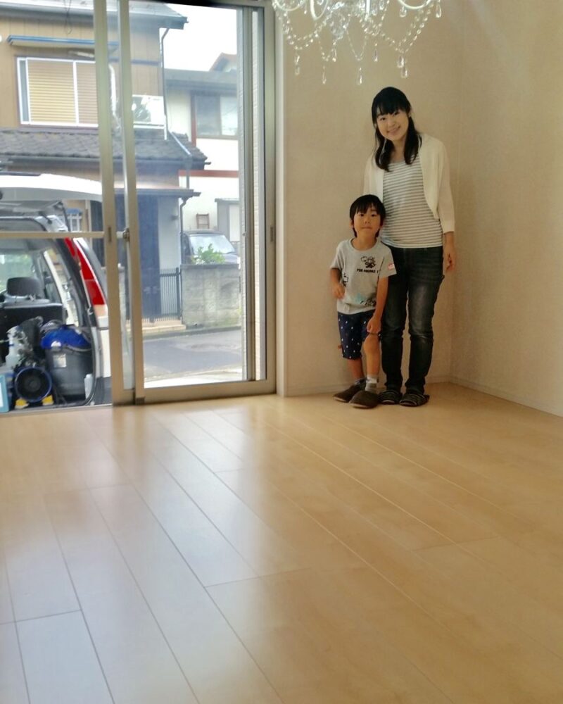 東京都港区のご新築戸建てで施工後の床とお客様（セラミックガラスフロアコーティング（微光沢）施工後）