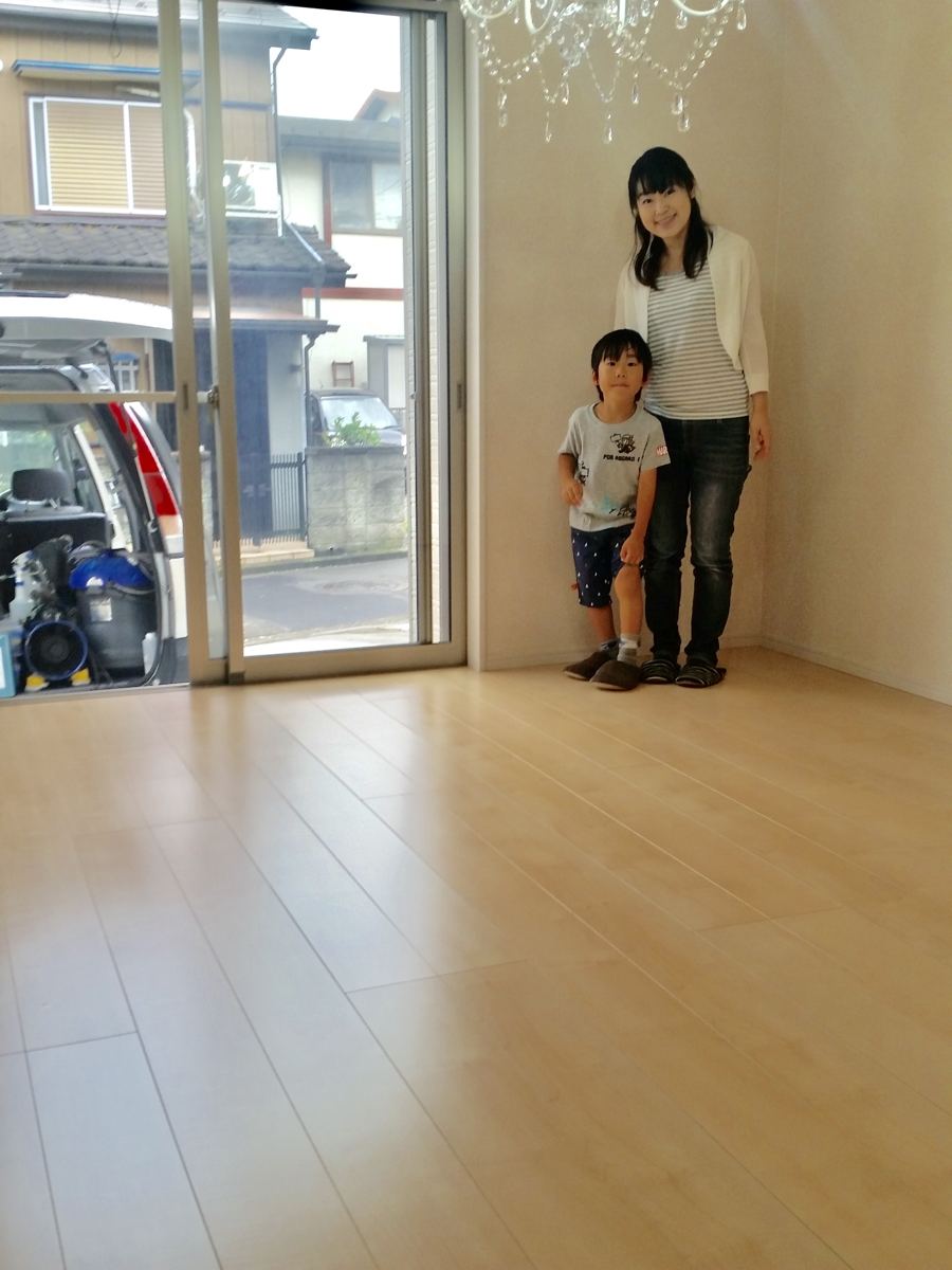 東京都港区のご新築戸建てで施工後の床とお客様（セラミックガラスフロアコーティング（微光沢）施工後）