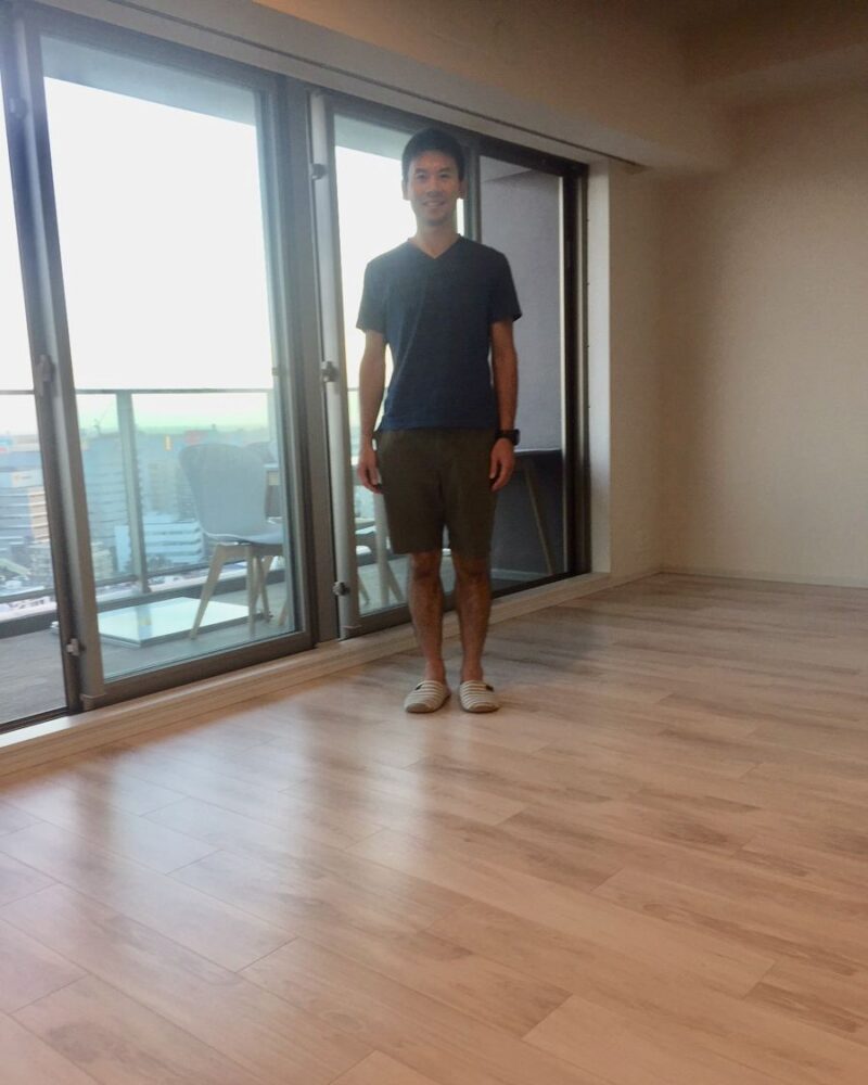東京都港区のご新築マンションで施工後の床とお客様（水性ウレタンフロアコーティング施工後）