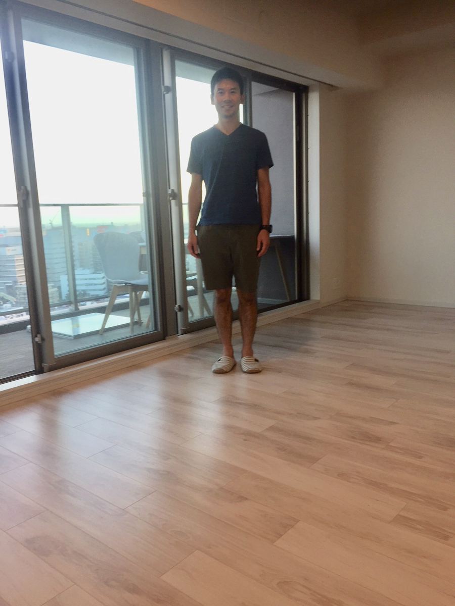 東京都港区のご新築マンションで施工後の床とお客様(水性ウレタンフロアコーティング施工後)