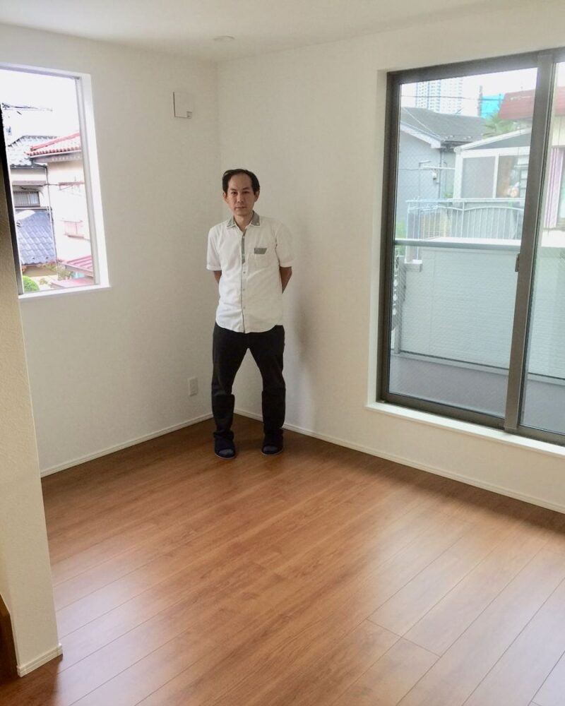 東京都港区のご新築マンションで施工後の床とお客様（水性ウレタンフロアコーティング施工後）