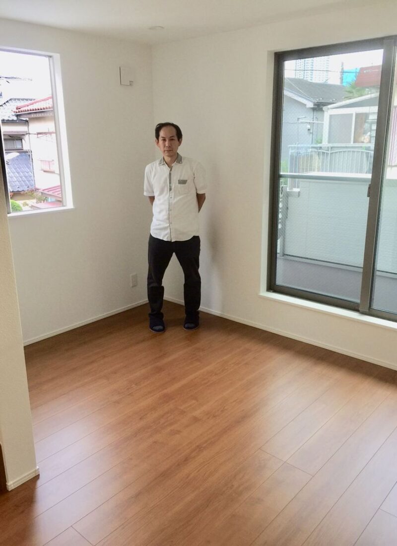 東京都港区のご新築マンションで施工後の床とお客様（水性ウレタンフロアコーティング施工後）
